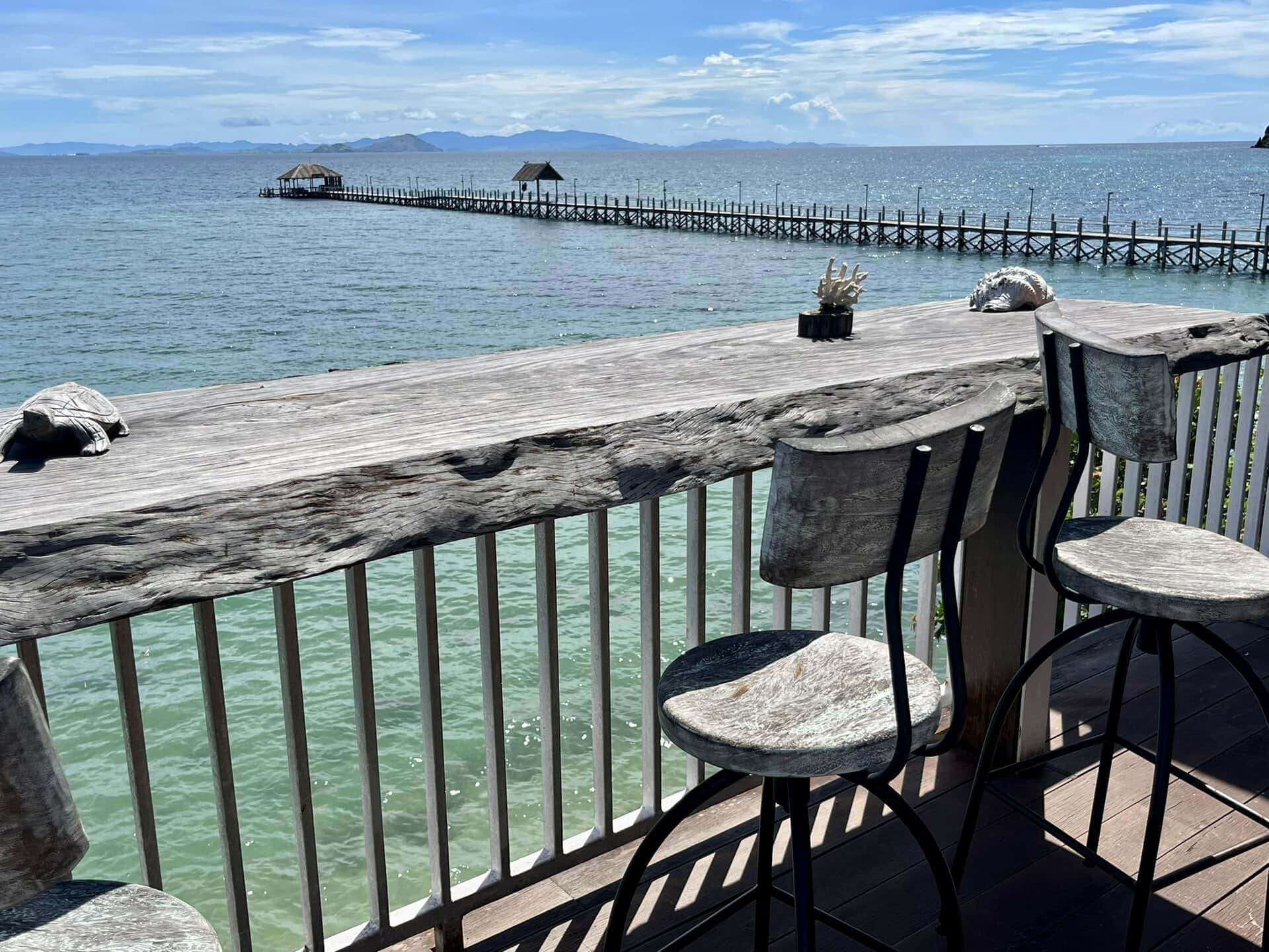 reiseblog-indonesien-flores-komodo-inseln-urlaub-sonne-palmen-strand-bar-holz-reise