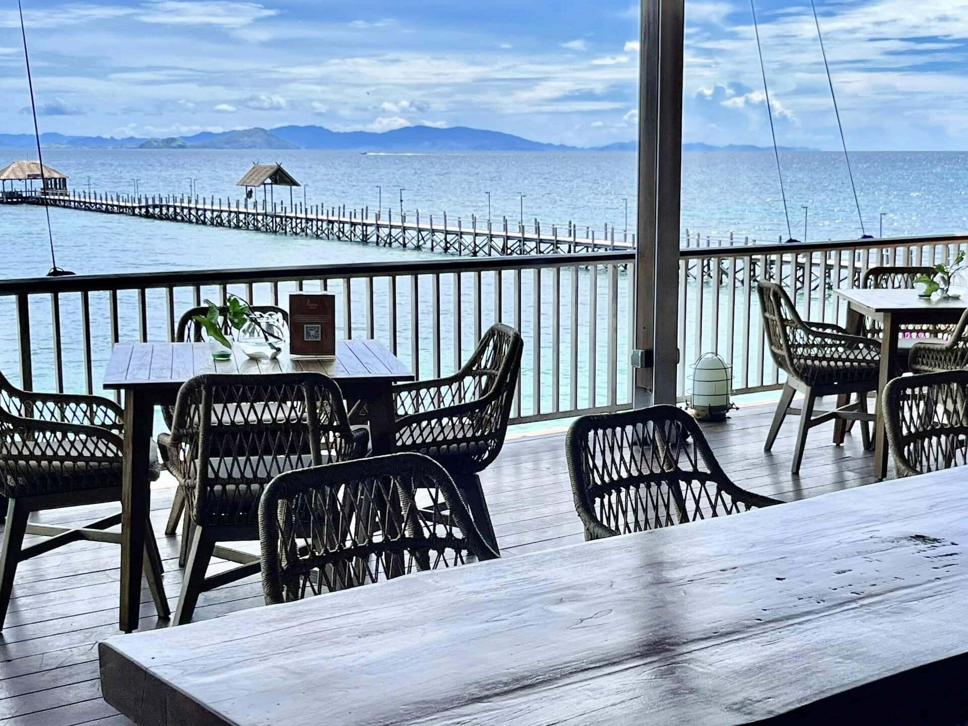 reiseblog-indonesien-flores-komodo-inseln-urlaub-sonne-palmen-strand-beachrestaurant-bar-strand-reise