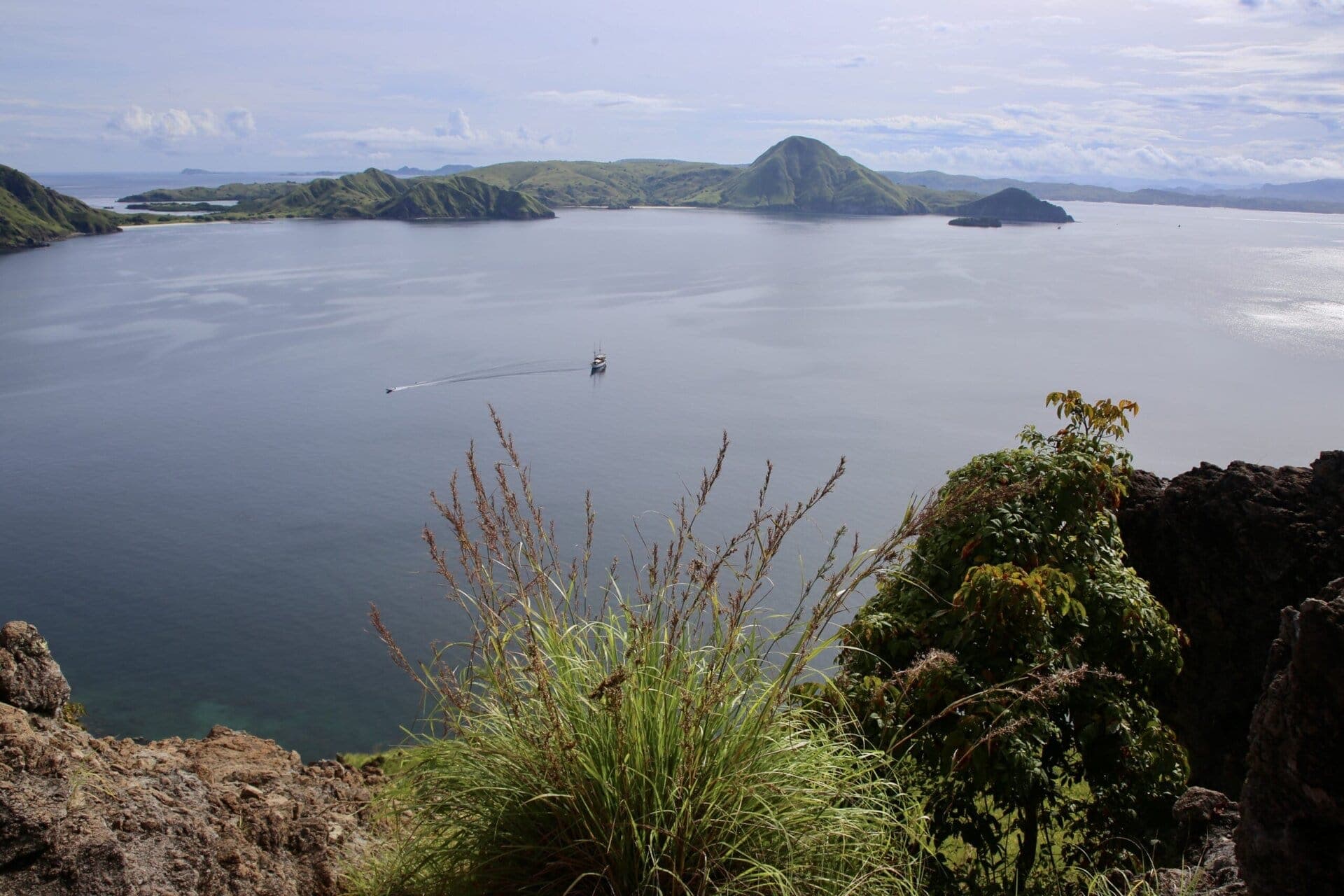 reiseblog-indonesien-flores-komodo-inseln-urlaub-sonne-palmen-strand-blick-auf-komodo-reise