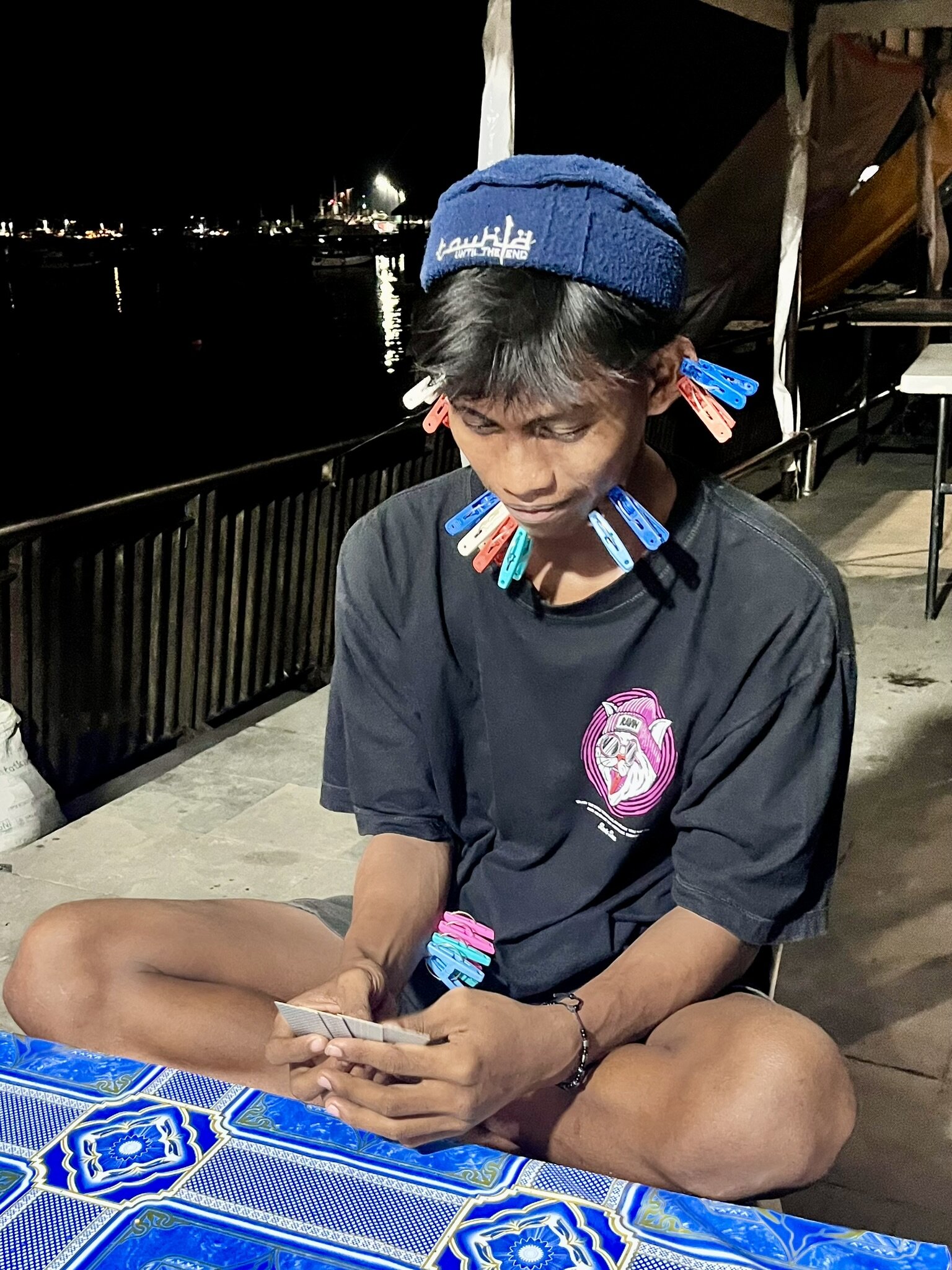 reiseblog-indonesien-flores-komodo-inseln-urlaub-sonne-palmen-strand-boy-reise