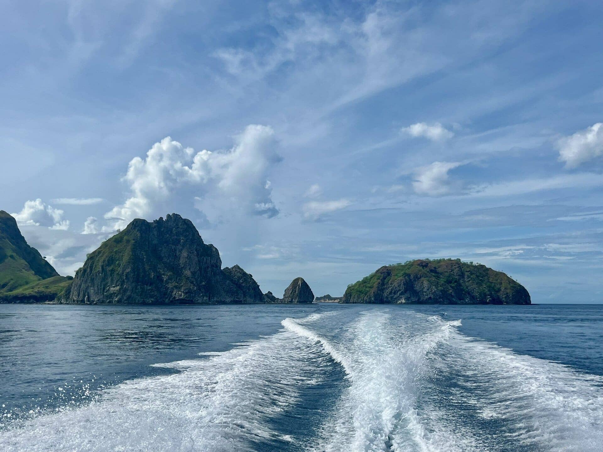 reiseblog-indonesien-flores-komodo-inseln-urlaub-sonne-palmen-strand-felsen-meer-reise