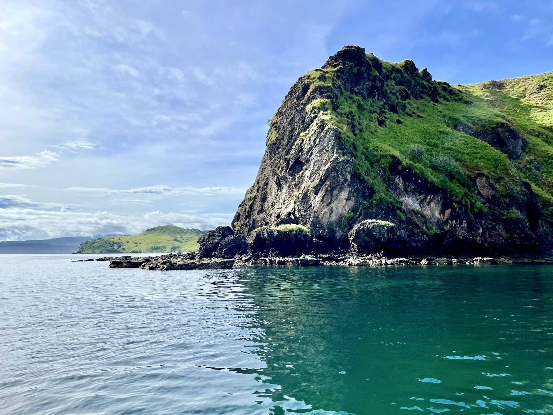 reiseblog-indonesien-flores-komodo-inseln-urlaub-sonne-palmen-strand-felsen-reise