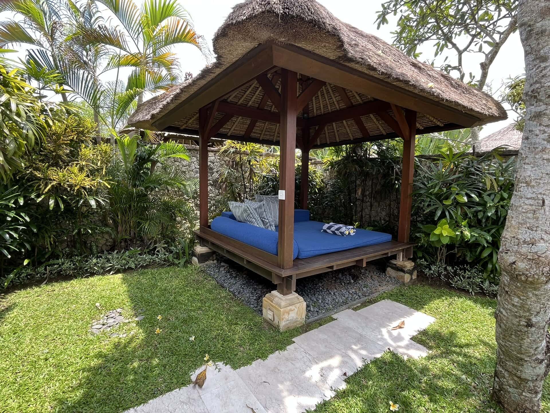 reiseblog-indonesien-flores-komodo-inseln-urlaub-sonne-palmen-strand-gartenlounge-reise
