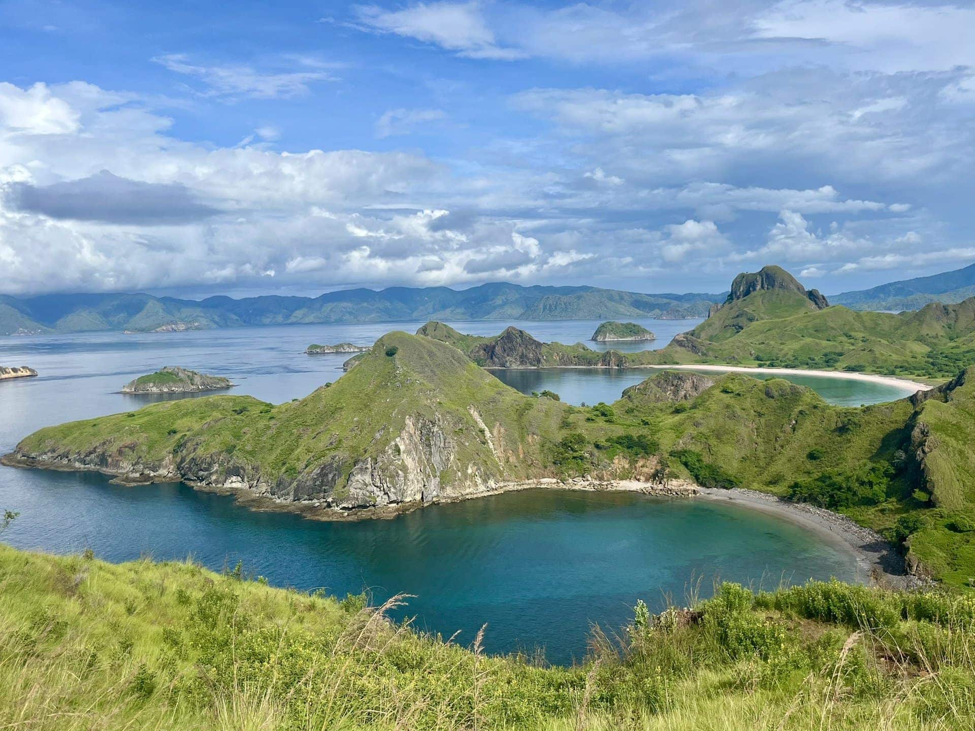 reiseblog-indonesien-flores-komodo-inseln-urlaub-sonne-palmen-strand-gruene-meereslandschaft-reise