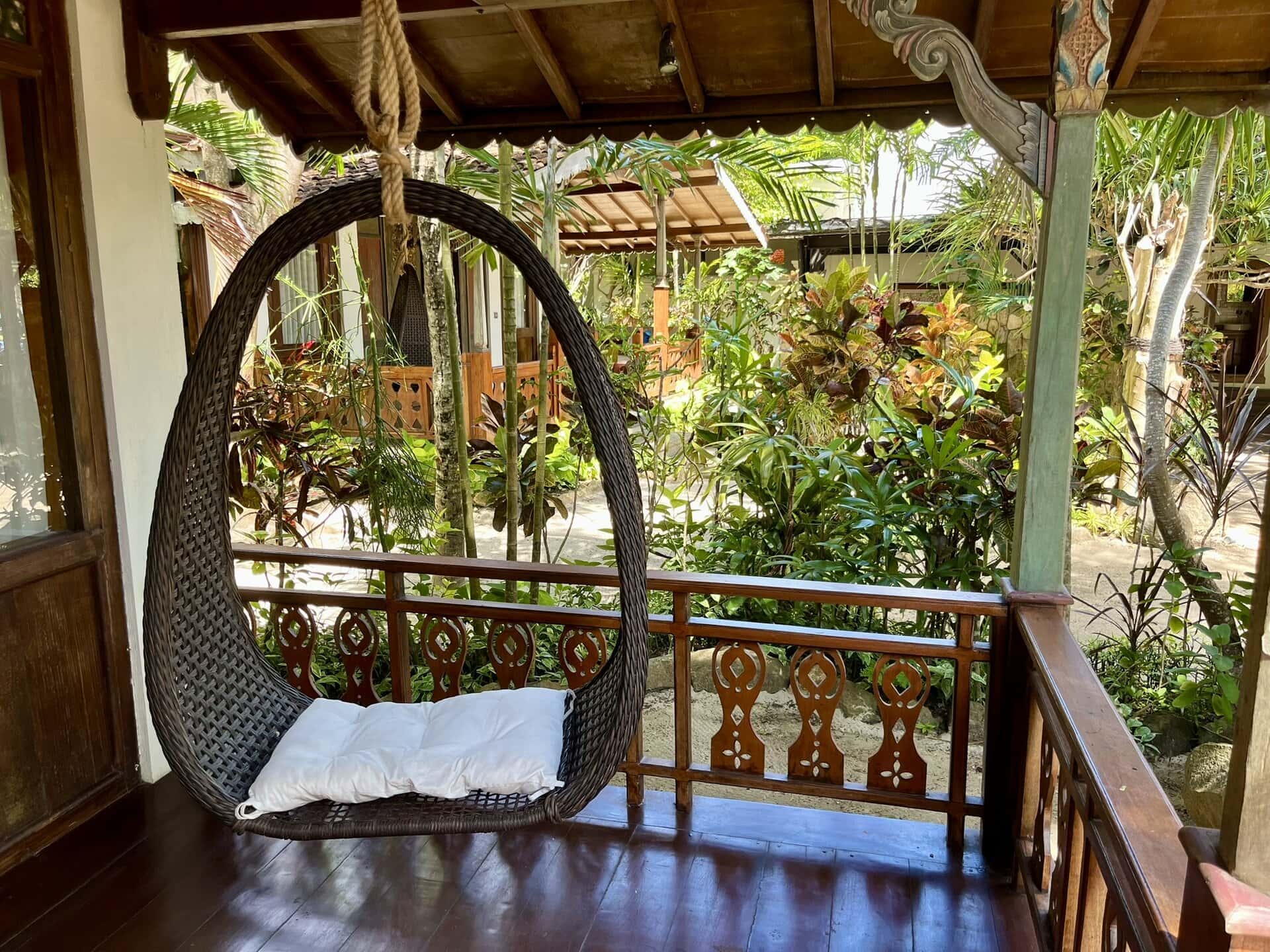 reiseblog-indonesien-flores-komodo-inseln-urlaub-sonne-palmen-strand-haengeschaukel-reise