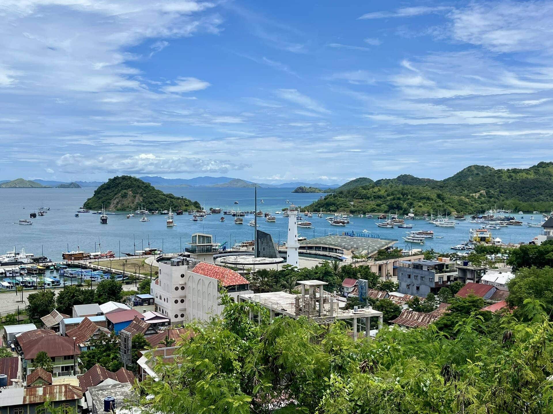 reiseblog-indonesien-flores-komodo-inseln-urlaub-sonne-palmen-strand-hafen-schiffe-reise