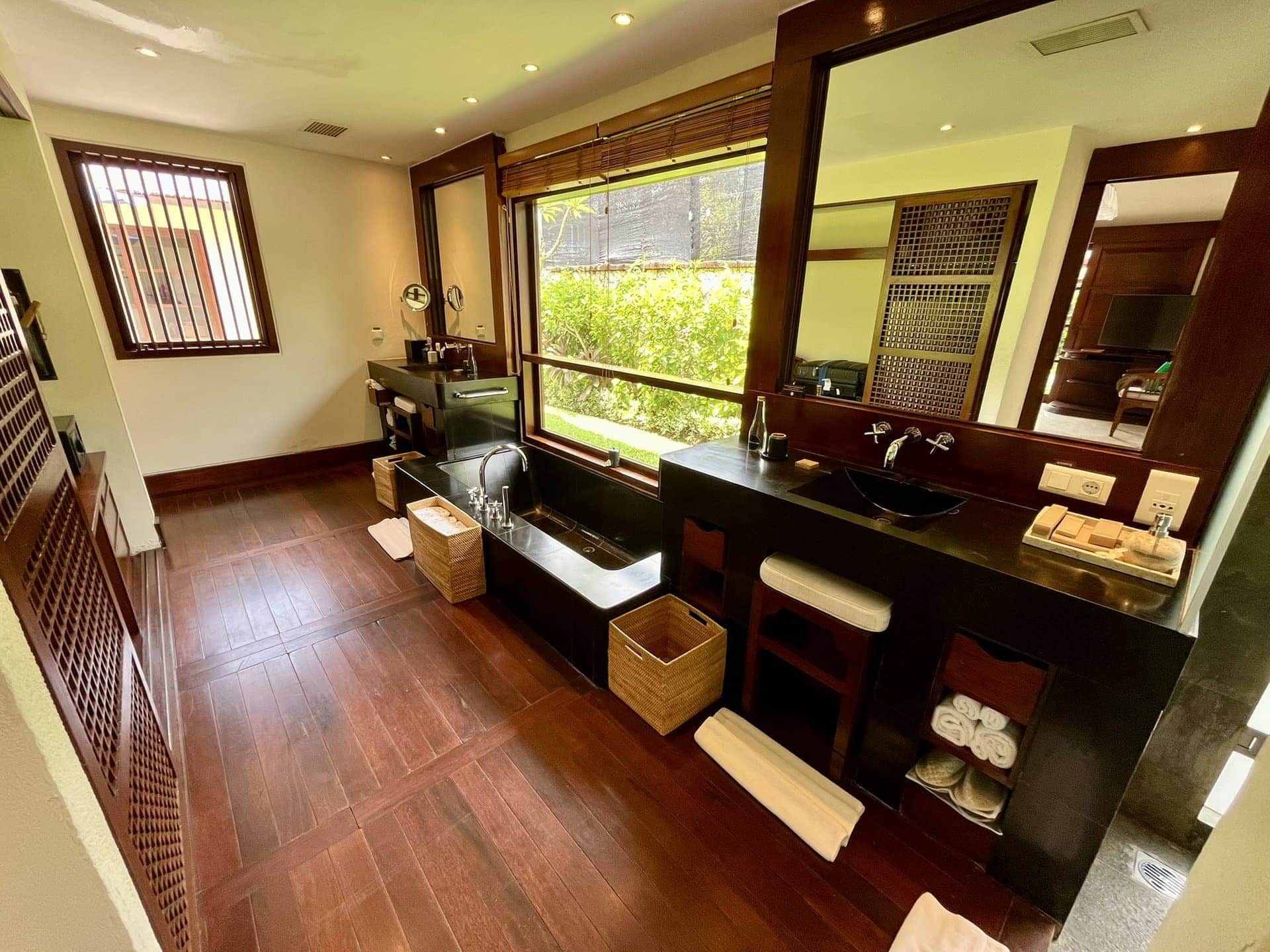 reiseblog-indonesien-flores-komodo-inseln-urlaub-sonne-palmen-strand-holzbad-reise