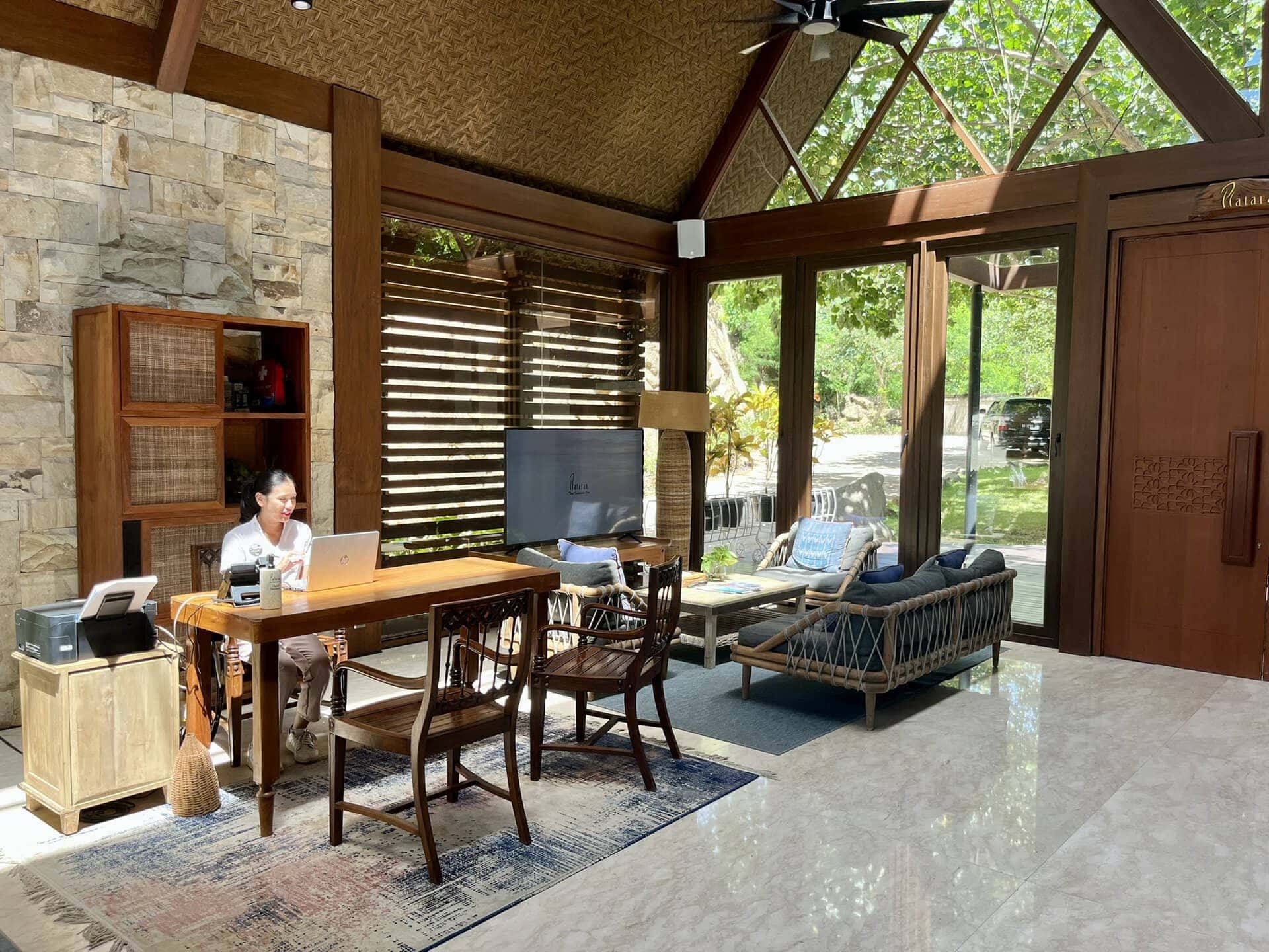 reiseblog-indonesien-flores-komodo-inseln-urlaub-sonne-palmen-strand-hotelbuero-reise