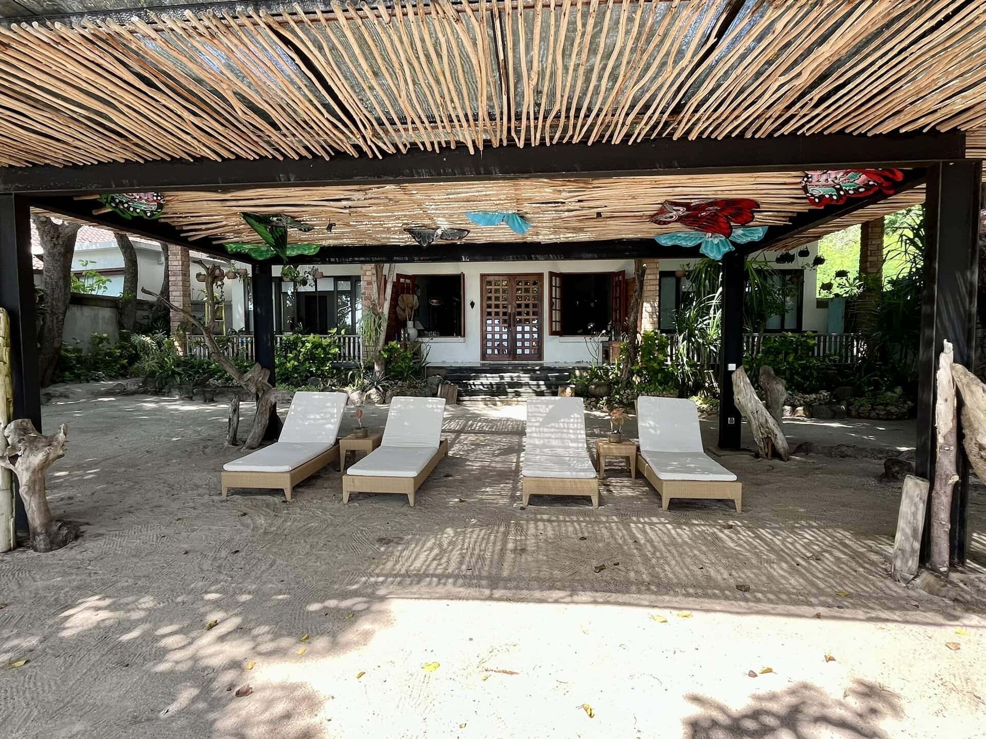 reiseblog-indonesien-flores-komodo-inseln-urlaub-sonne-palmen-strand-hotelliegen-am-strand-reise