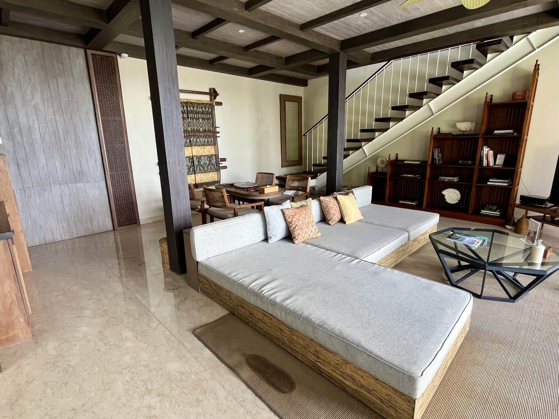 reiseblog-indonesien-flores-komodo-inseln-urlaub-sonne-palmen-strand-hotellounge-reise