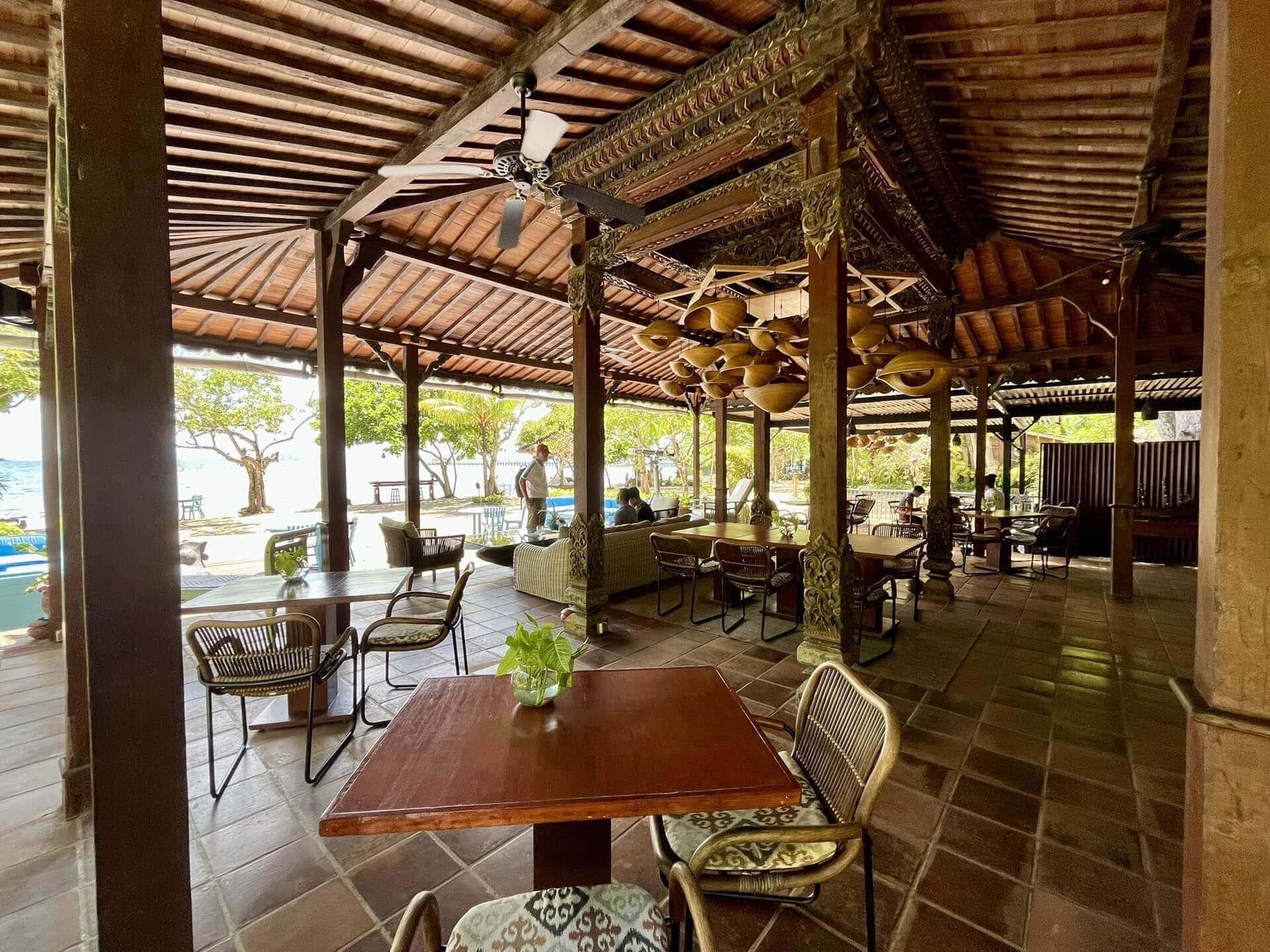 reiseblog-indonesien-flores-komodo-inseln-urlaub-sonne-palmen-strand-hotelrestaurant-ueberdacht-reise