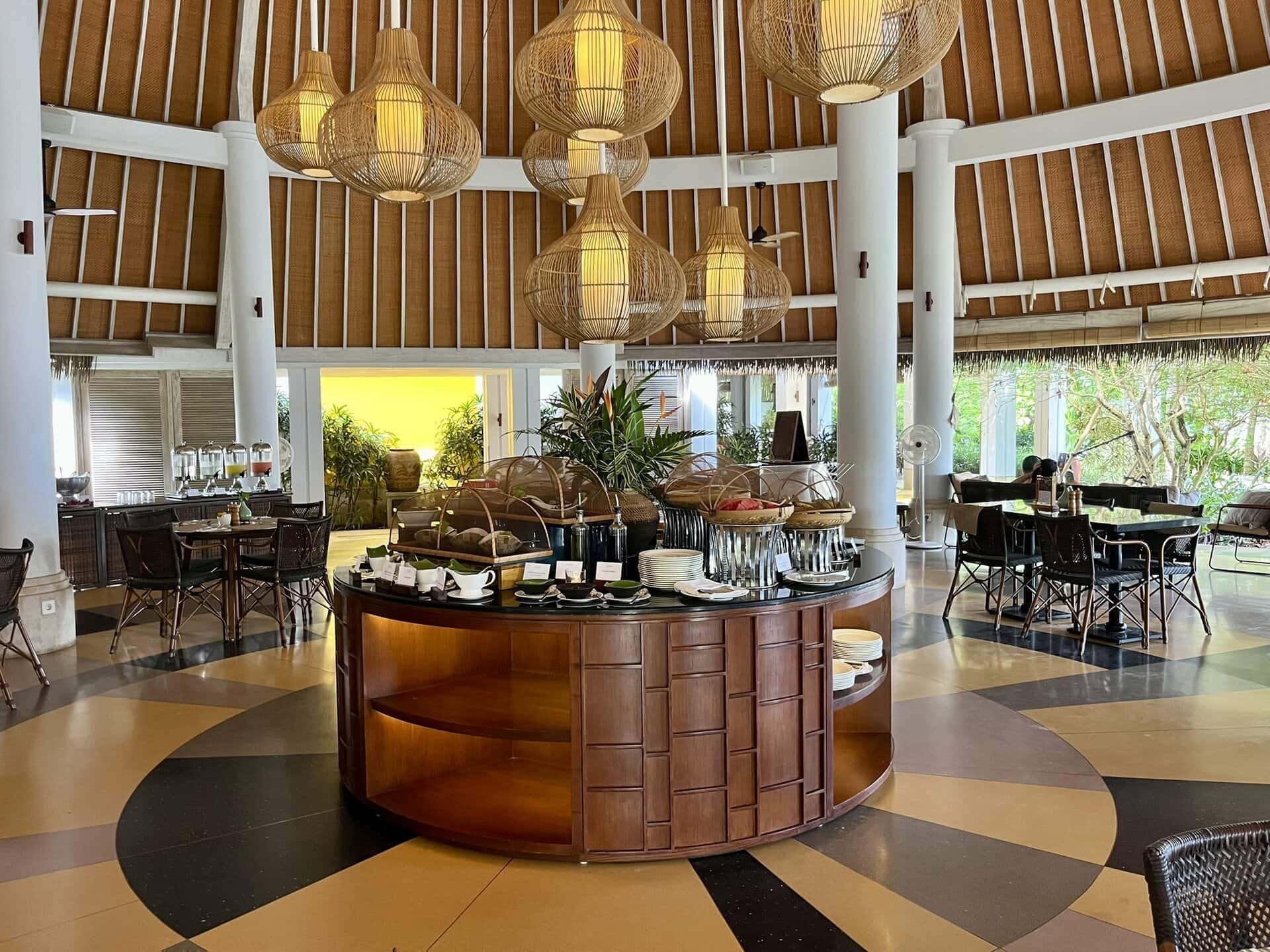 reiseblog-indonesien-flores-komodo-inseln-urlaub-sonne-palmen-strand-hotelrestaurant-reise