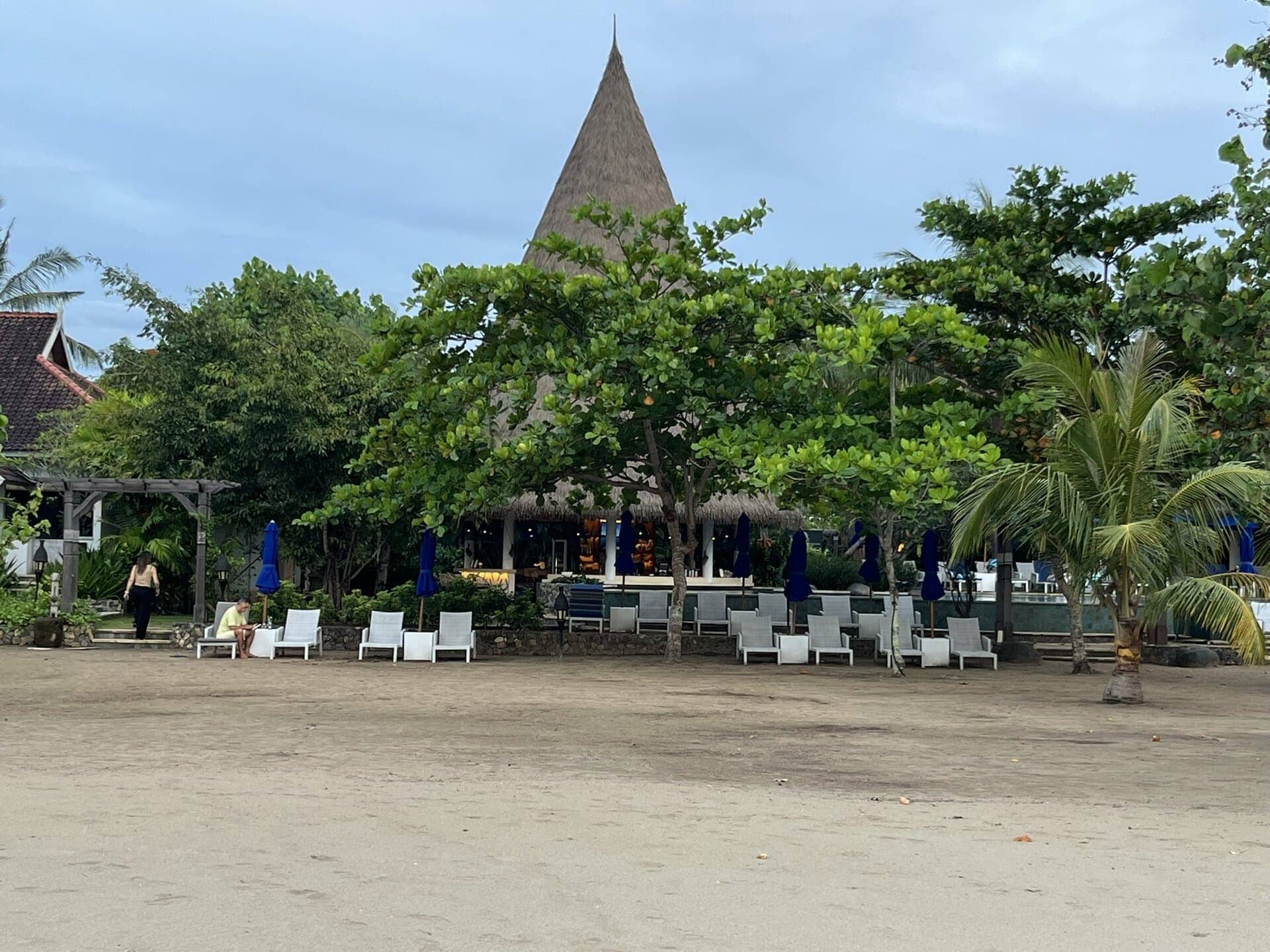 reiseblog-indonesien-flores-komodo-inseln-urlaub-sonne-palmen-strand-hotelstrand-reise