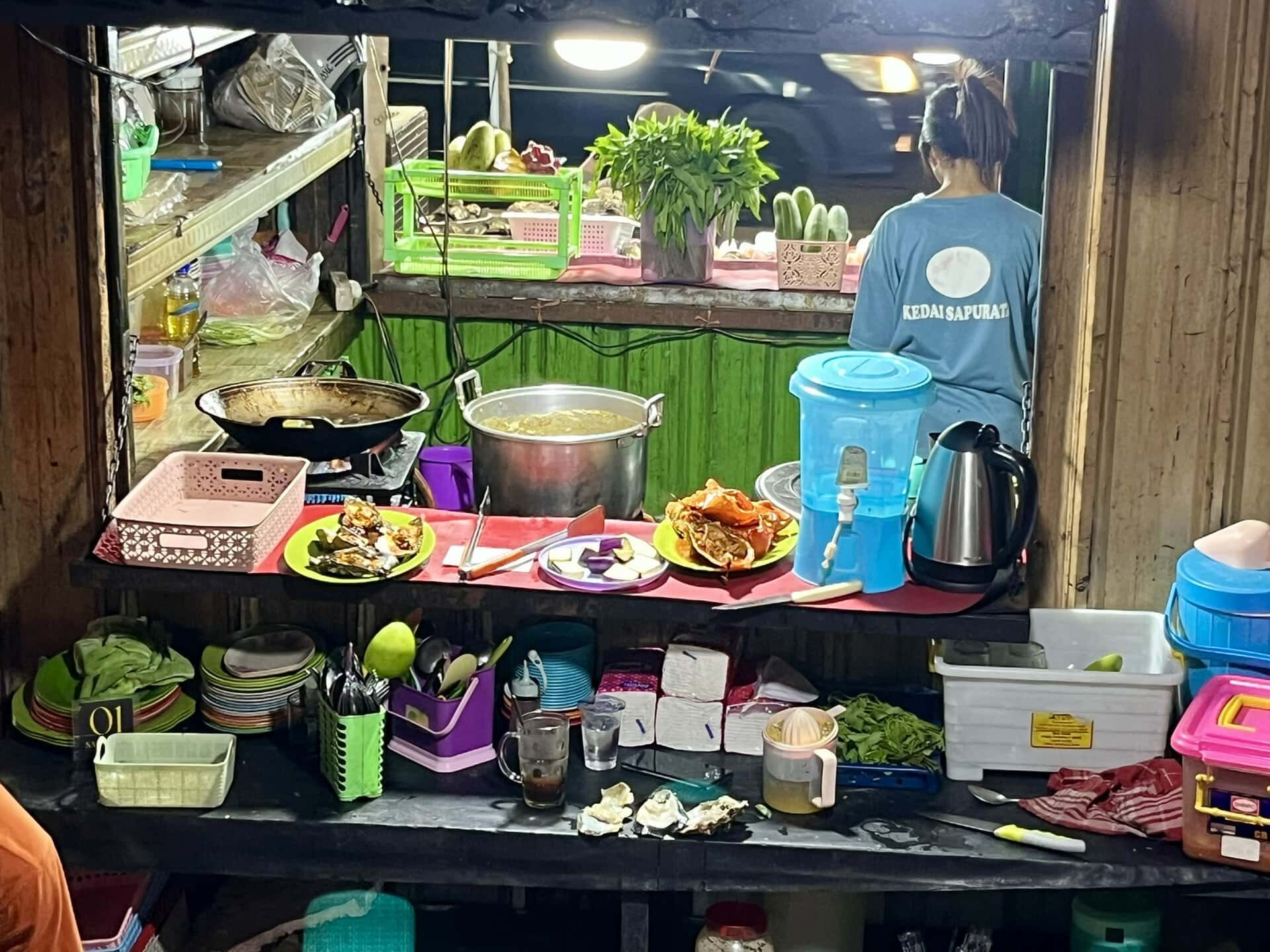 reiseblog-indonesien-flores-komodo-inseln-urlaub-sonne-palmen-strand-kueche-reise