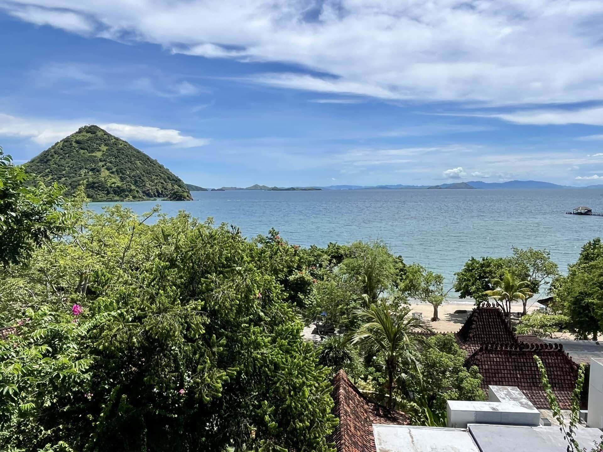 reiseblog-indonesien-flores-komodo-inseln-urlaub-sonne-palmen-strand-meerblick-reise