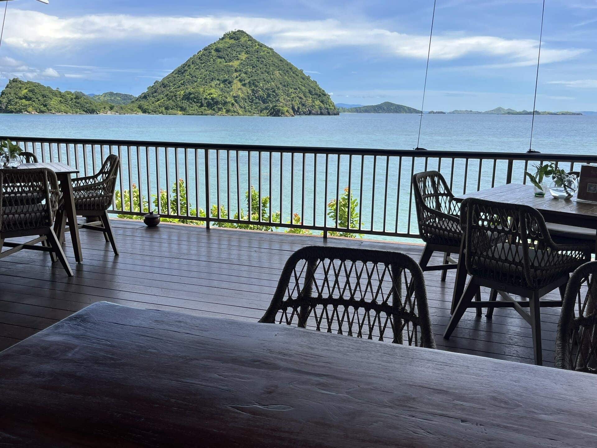 reiseblog-indonesien-flores-komodo-inseln-urlaub-sonne-palmen-strand-meeresrestaurant-reise