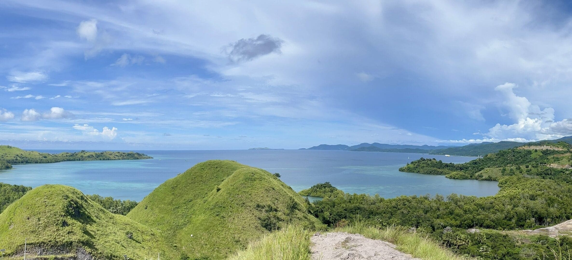 reiseblog-indonesien-flores-komodo-inseln-urlaub-sonne-palmen-strand-mega-panorama-reise