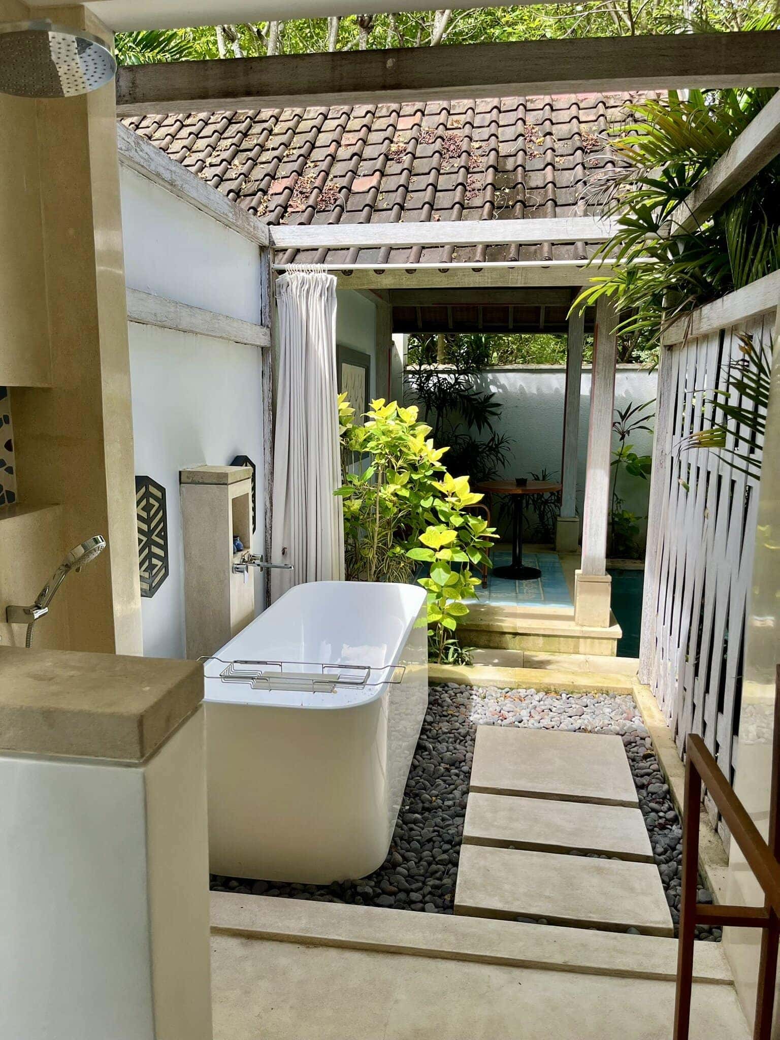 reiseblog-indonesien-flores-komodo-inseln-urlaub-sonne-palmen-strand-modern-bath-reise