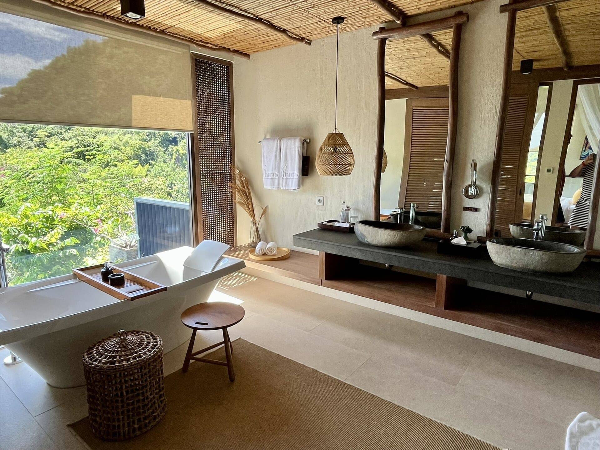 reiseblog-indonesien-flores-komodo-inseln-urlaub-sonne-palmen-strand-nice-bathroom-reise