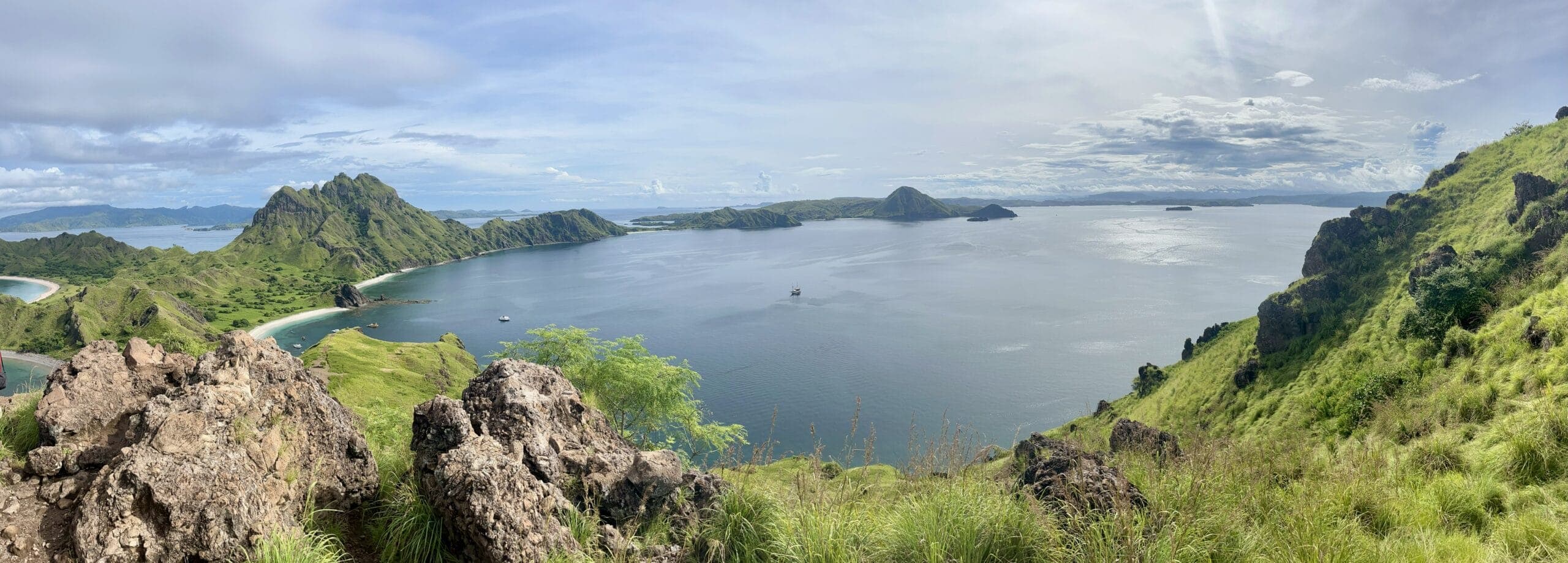 reiseblog-indonesien-flores-komodo-inseln-urlaub-sonne-palmen-strand-panoramaview-reise
