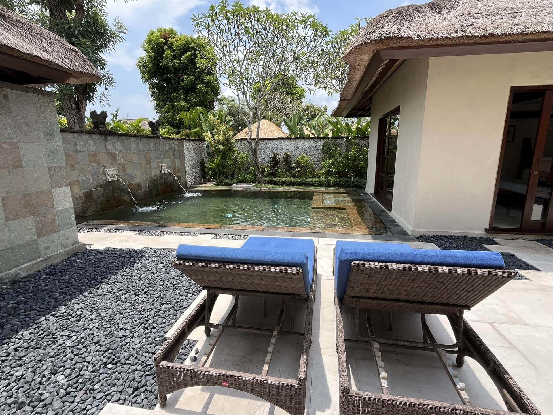 reiseblog-indonesien-flores-komodo-inseln-urlaub-sonne-palmen-strand-pool-liegestuehle-reise