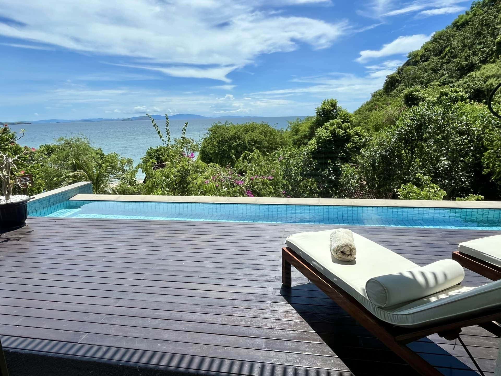 reiseblog-indonesien-flores-komodo-inseln-urlaub-sonne-palmen-strand-poolblick-reise