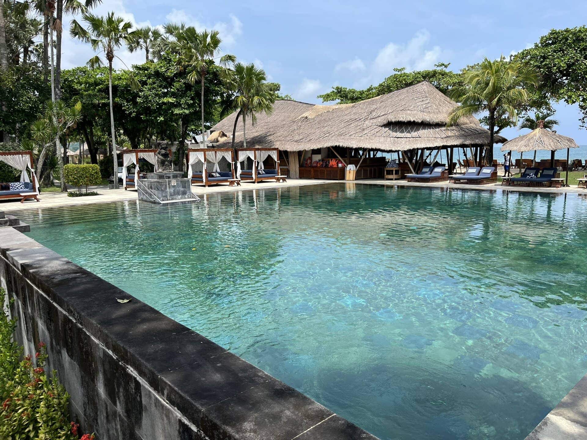 reiseblog-indonesien-flores-komodo-inseln-urlaub-sonne-palmen-strand-poollandschaft-reise