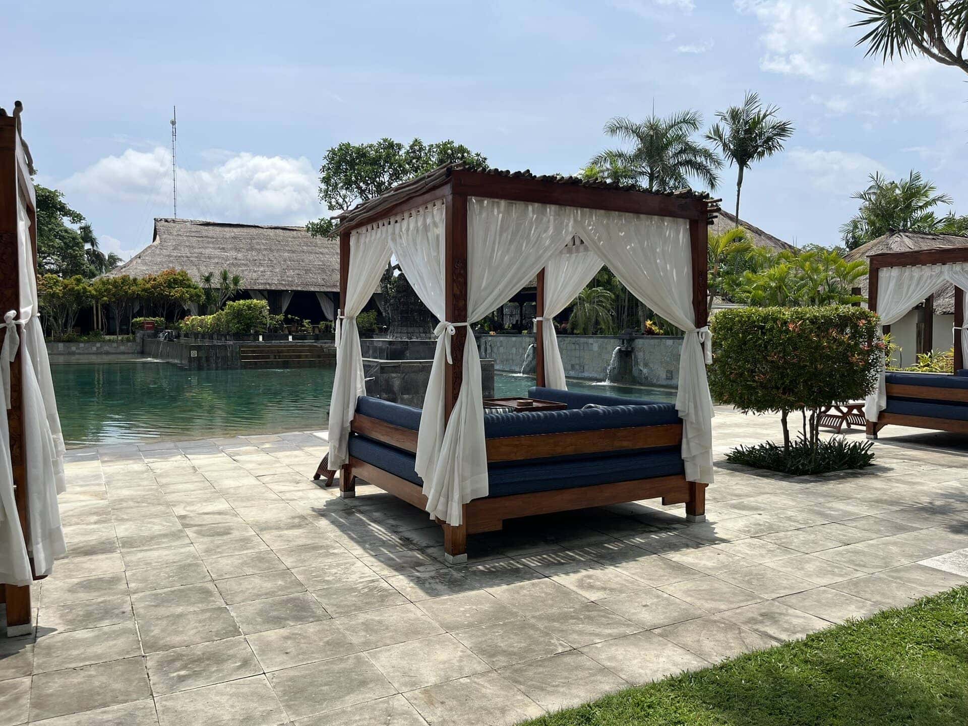 reiseblog-indonesien-flores-komodo-inseln-urlaub-sonne-palmen-strand-poollounge-reise