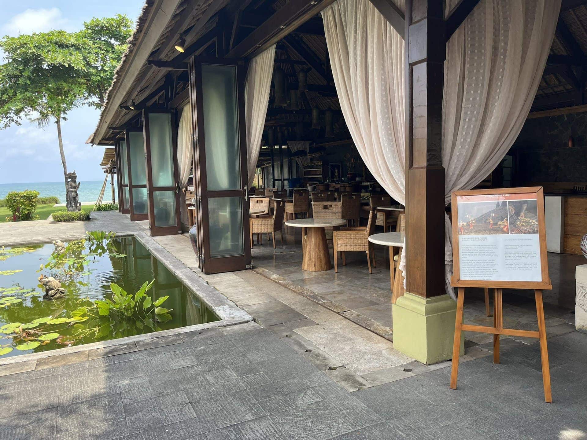 reiseblog-indonesien-flores-komodo-inseln-urlaub-sonne-palmen-strand-restaurant-teich-reise