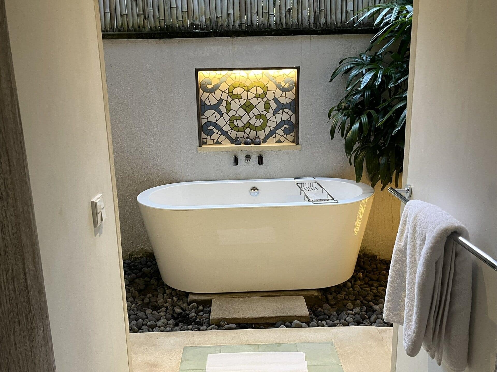 reiseblog-indonesien-flores-komodo-inseln-urlaub-sonne-palmen-strand-runde-badewanne-reise