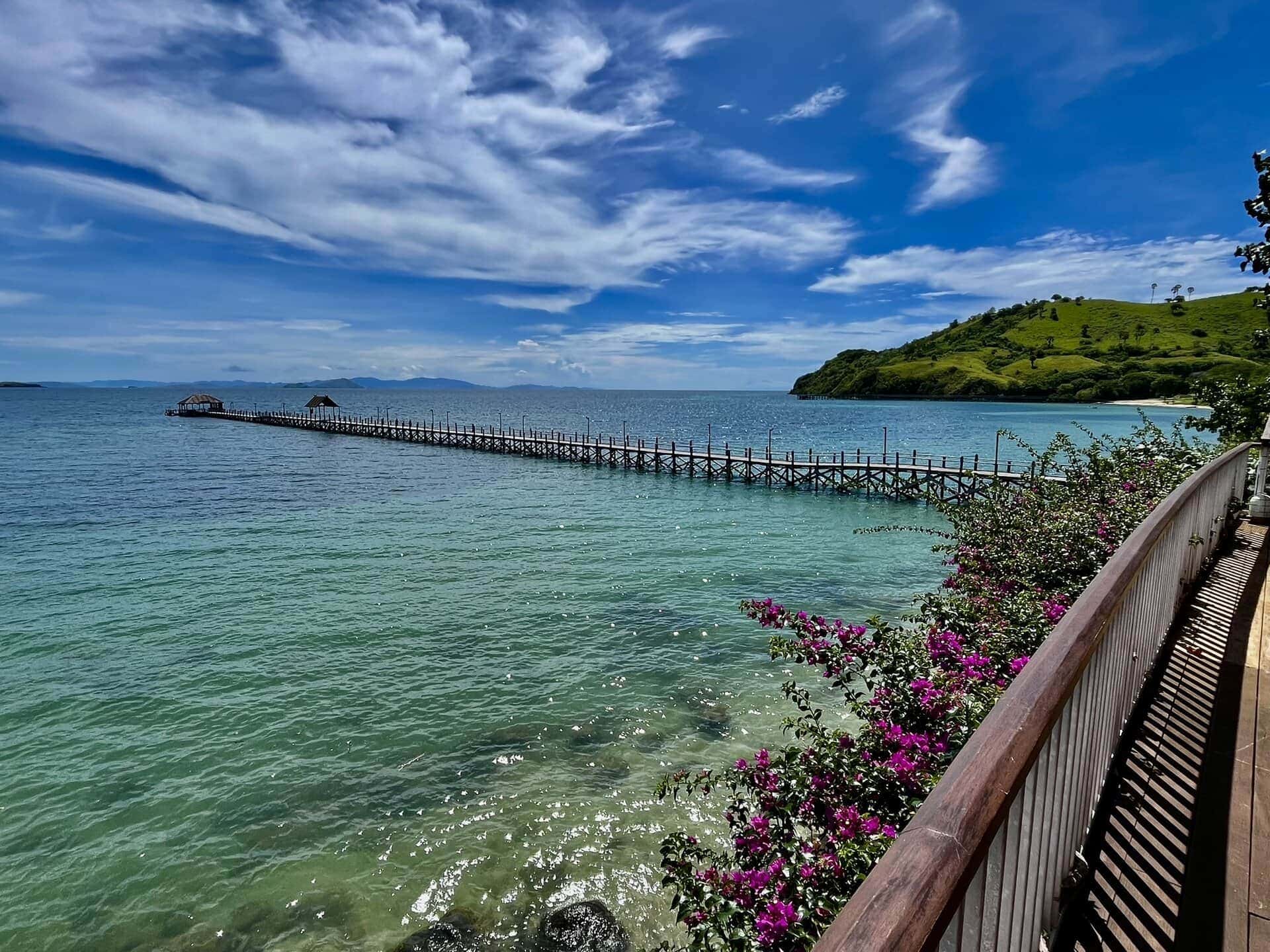reiseblog-indonesien-flores-komodo-inseln-urlaub-sonne-palmen-strand-schoener-meeressteg-reise