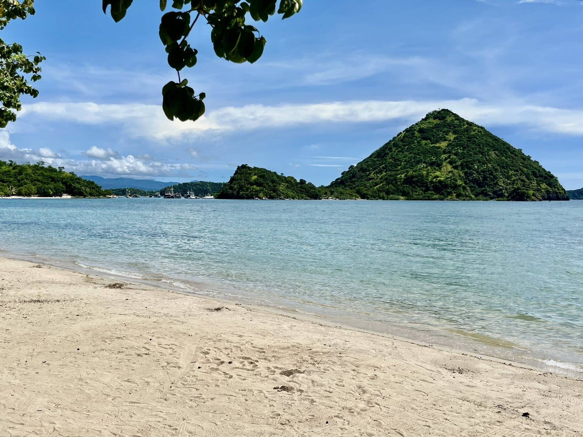 reiseblog-indonesien-flores-komodo-inseln-urlaub-sonne-palmen-strand-schoener-strand-reise