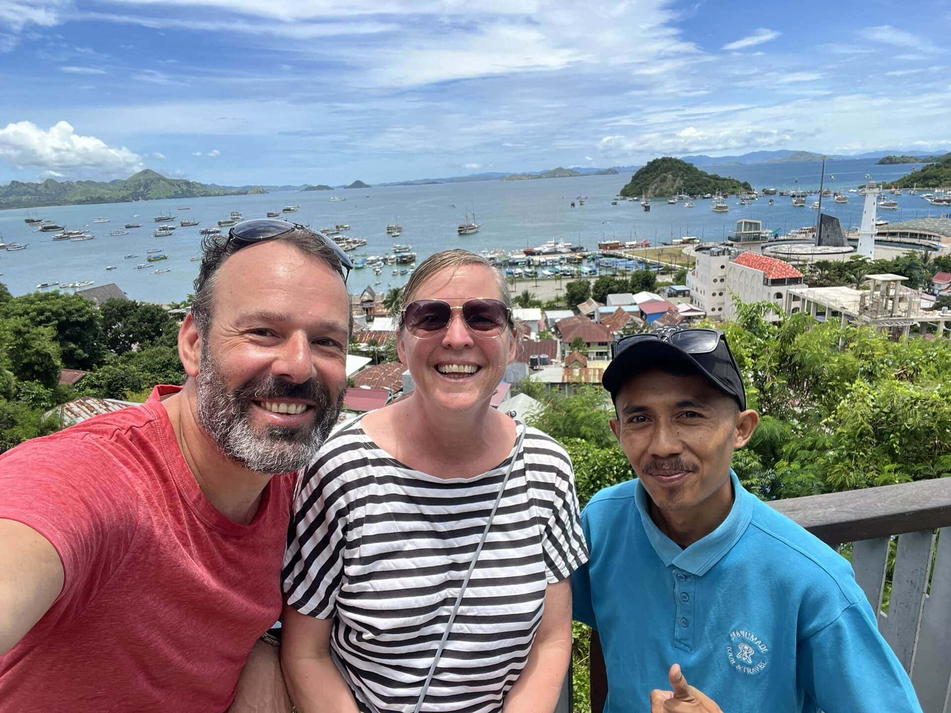 reiseblog-indonesien-flores-komodo-inseln-urlaub-sonne-palmen-strand-smiling-reise