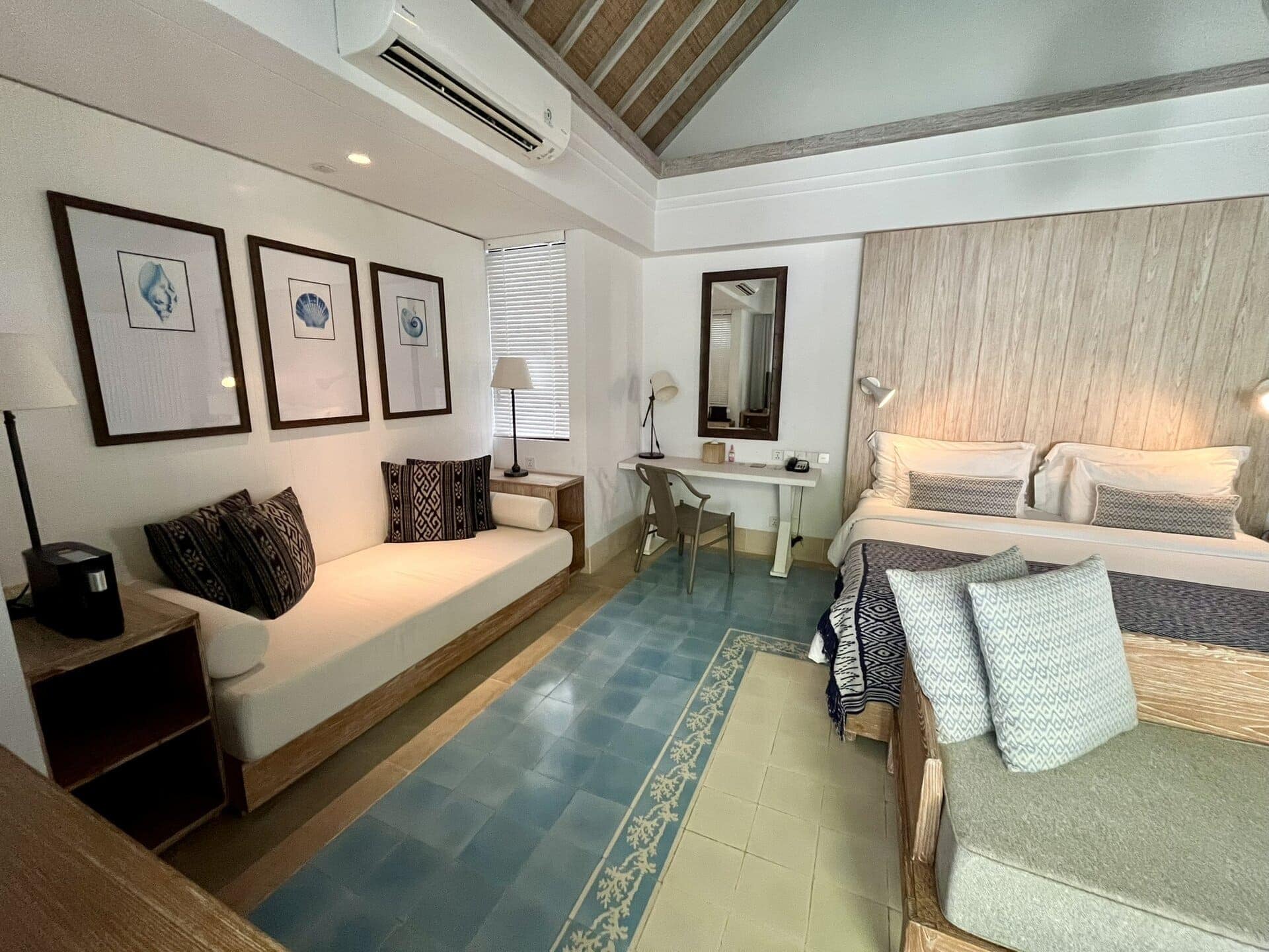 reiseblog-indonesien-flores-komodo-inseln-urlaub-sonne-palmen-strand-sofa-reise