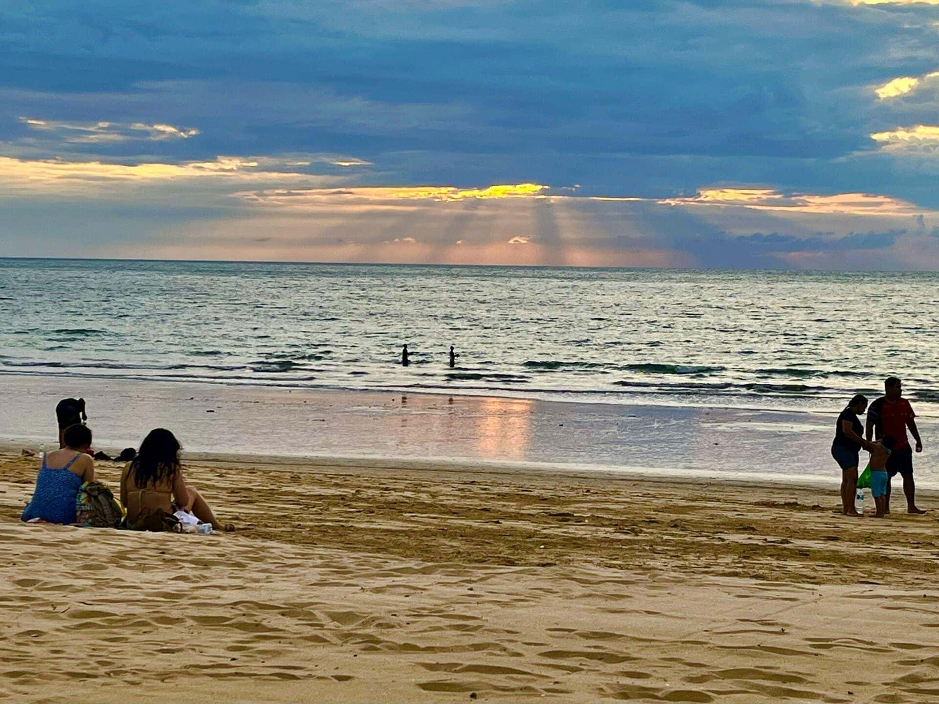 reiseblog-indonesien-flores-komodo-inseln-urlaub-sonne-palmen-strand-sonnenuntergang-reise