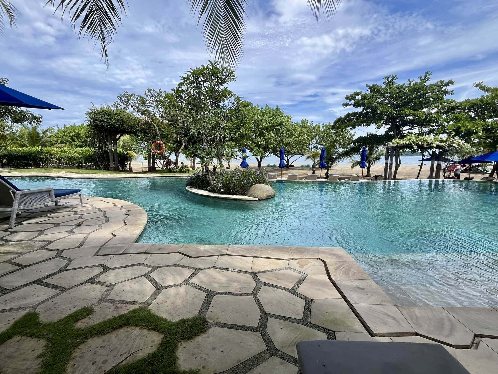 reiseblog-indonesien-flores-komodo-inseln-urlaub-sonne-palmen-strand-steinpool-reise