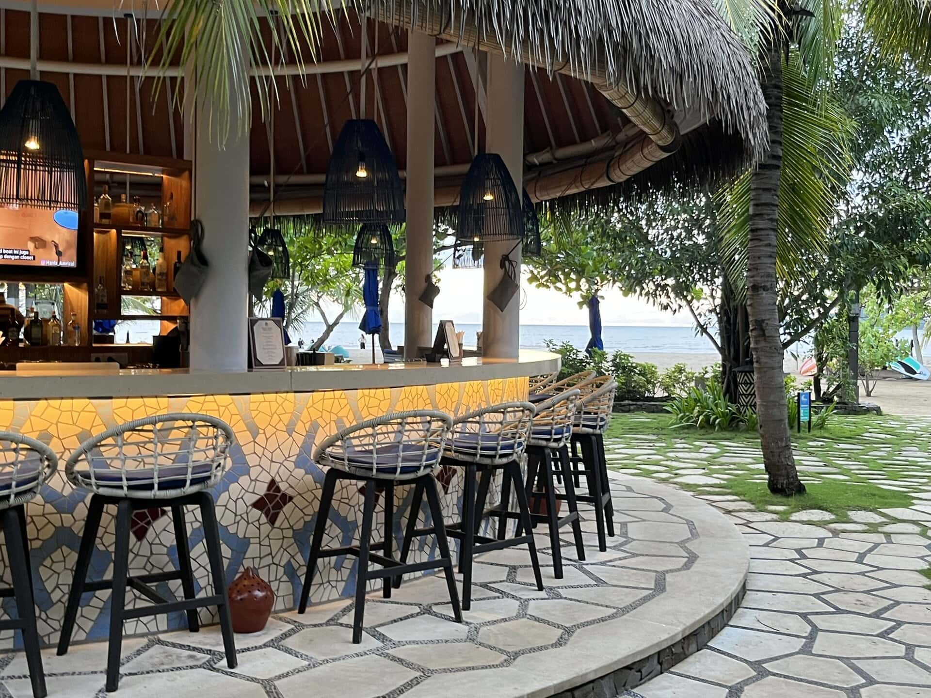 reiseblog-indonesien-flores-komodo-inseln-urlaub-sonne-palmen-strand-strandbar-reise