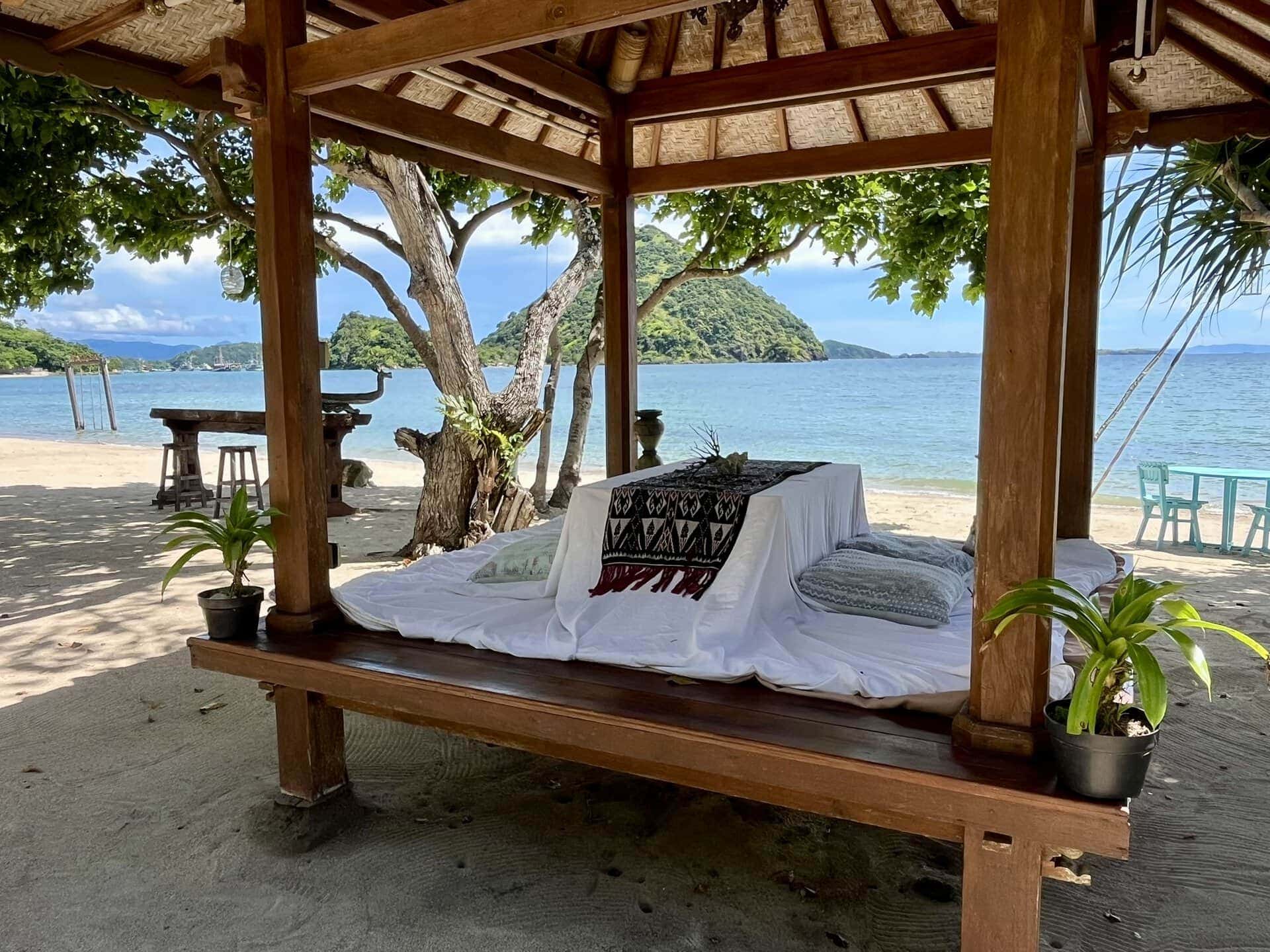 reiseblog-indonesien-flores-komodo-inseln-urlaub-sonne-palmen-strand-strandbett-reise