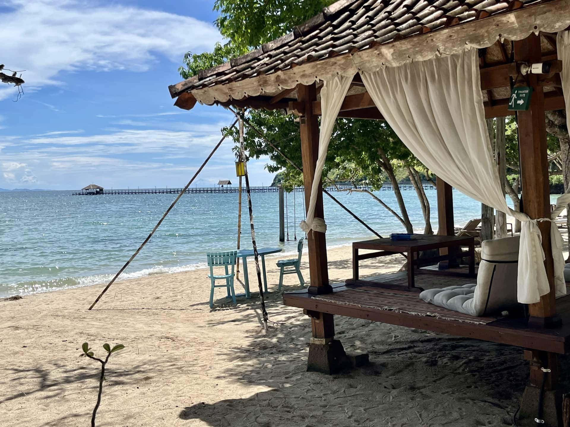 reiseblog-indonesien-flores-komodo-inseln-urlaub-sonne-palmen-strand-strandliege-reise