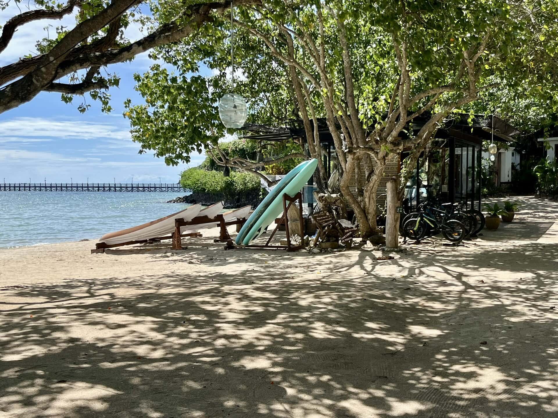 reiseblog-indonesien-flores-komodo-inseln-urlaub-sonne-palmen-strand-surfboards-reise