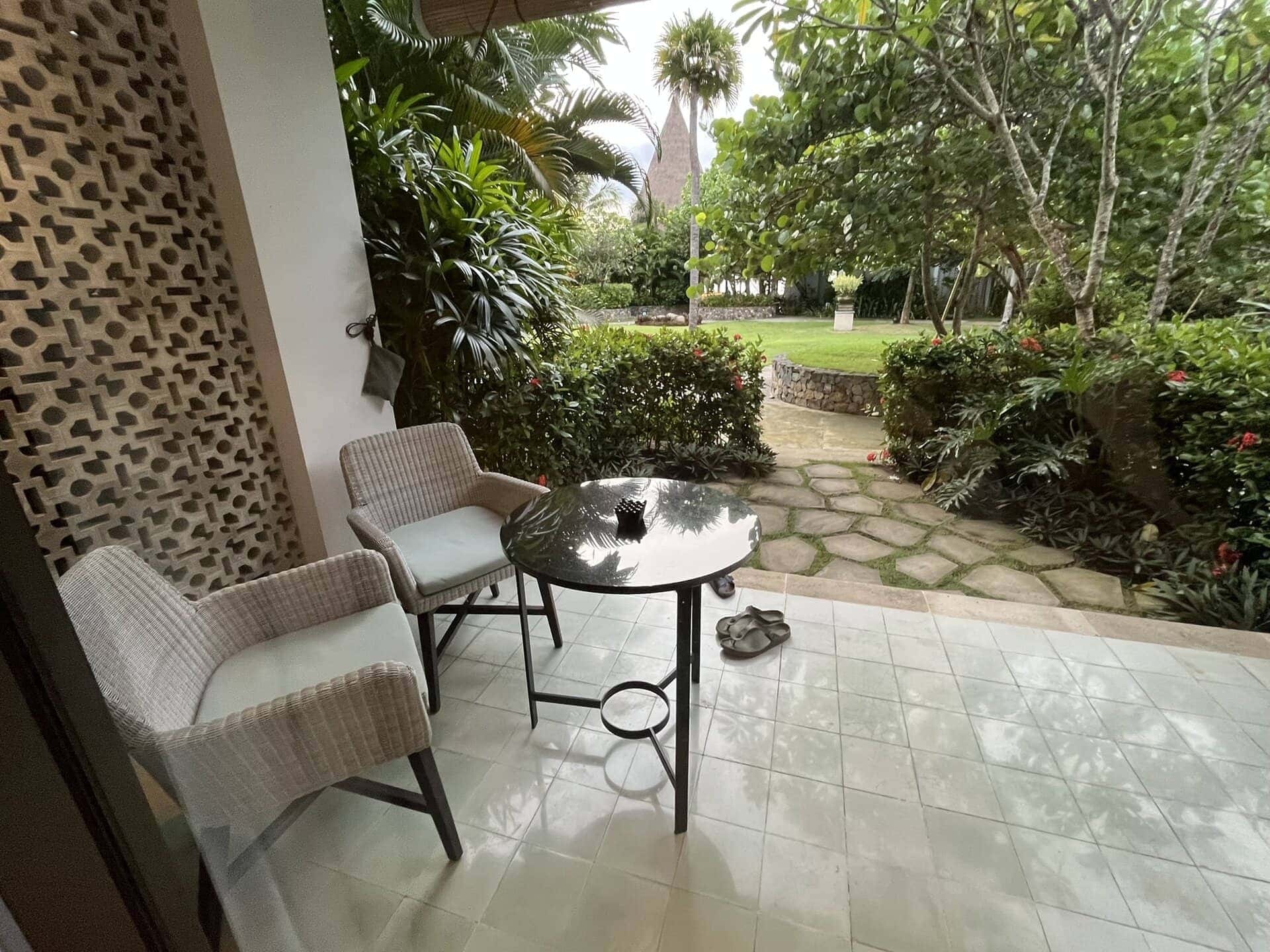 reiseblog-indonesien-flores-komodo-inseln-urlaub-sonne-palmen-strand-tolle-terrasse-reise