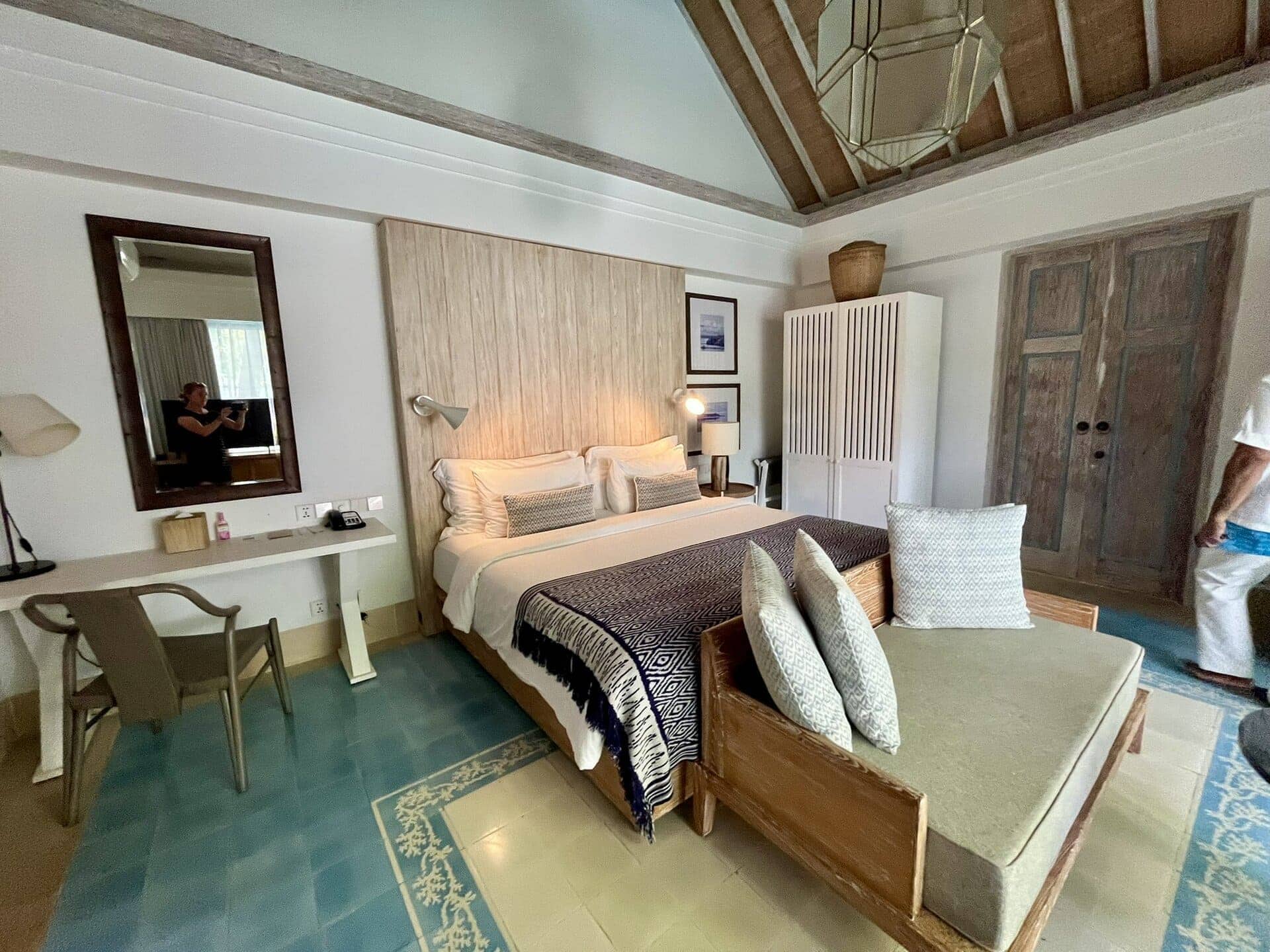 reiseblog-indonesien-flores-komodo-inseln-urlaub-sonne-palmen-strand-weiches-hotelzimmer-reise